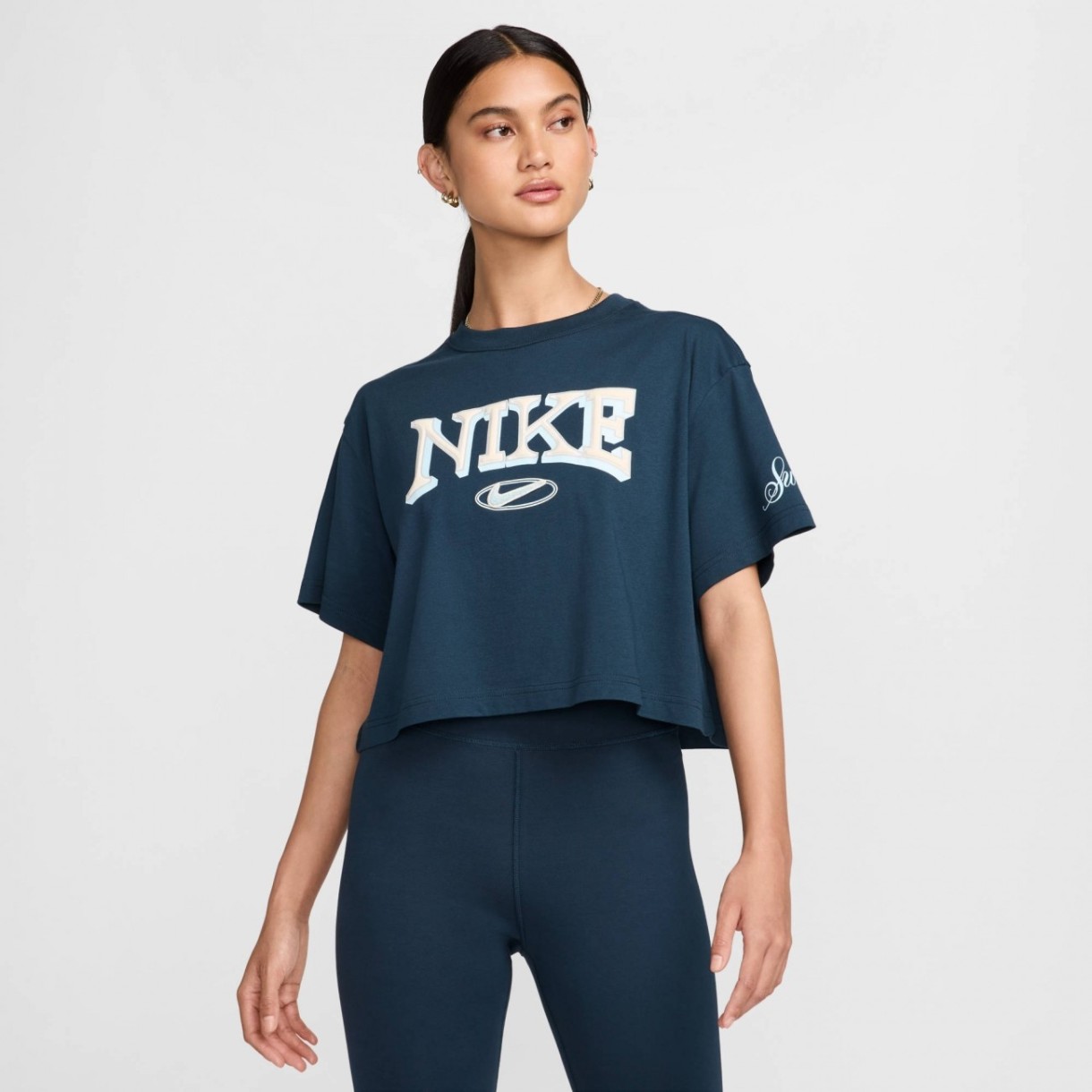 Женская футболка Nike W Nsw Ss Tee Oc Varzity Armoury Navy, s.M
