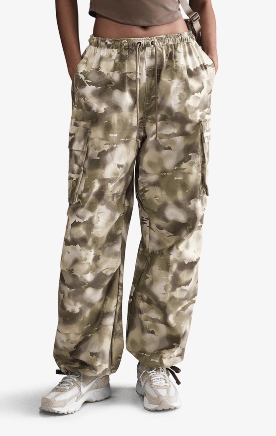 Pantaloni spotivi de dame Nike W Nsw Camo Cargo Pant Dance Light Orewood Brown/Sail, s.S