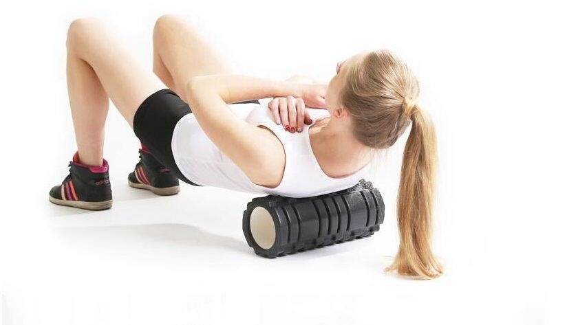 Массажная гимнастика. Массажный роллер для спины. Массажный ролик для фитнеса упражнения. Массажный ролик для спины. Валик для спины массажный упражнения.