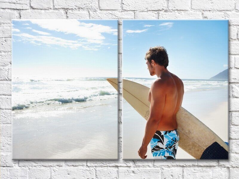 Pictură ArtPoster Surfer with board on the beach (3453803)