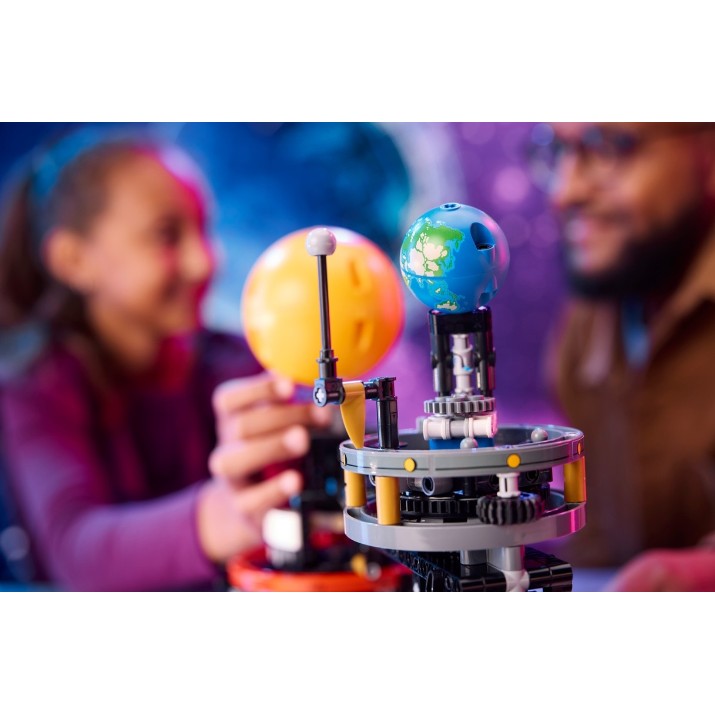 Set de construcție Lego Technic: Planet Earth and Moon in Orbit (42179)