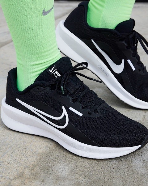 Adidași pentru dame Nike W Downshifter 13 Black/Dark Smoke Grey/White, s.38.5