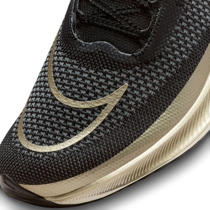 Кроссовки мужские Nike M Zoomx Streakfly Black/White/Sail/Metallic Gold Grain, s.42.5