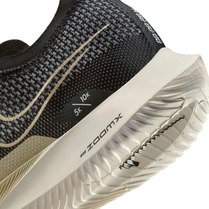 Кроссовки мужские Nike M Zoomx Streakfly Black/White/Sail/Metallic Gold Grain, s.44.5