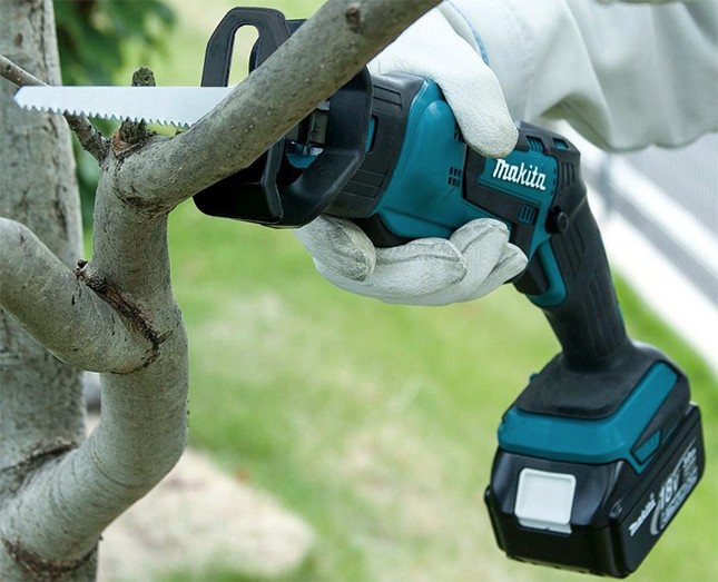 Fierăstrău sabie Makita DJR183Z