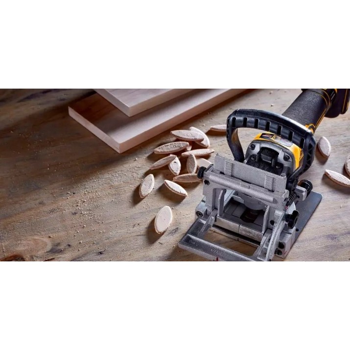 Фрезер DeWalt DCW682N-XJ