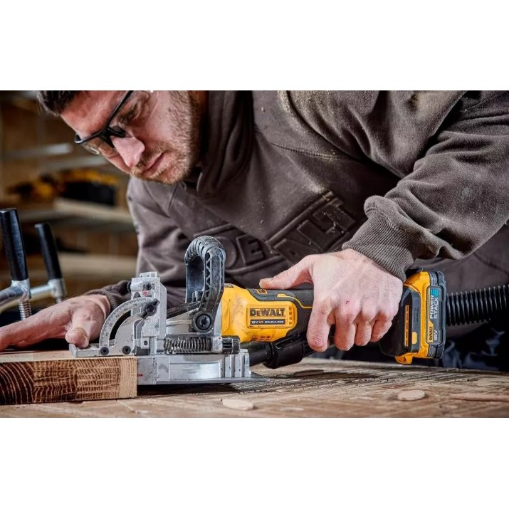 Фрезер DeWalt DCW682N-XJ