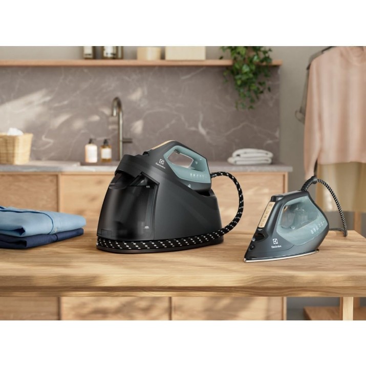 Утюг с парогенератором Electrolux E8ST2-8OG