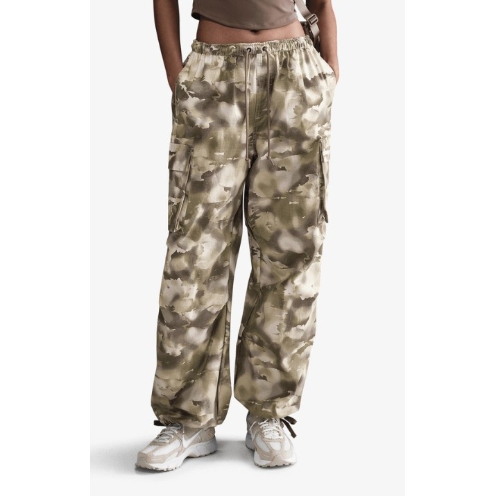 Pantaloni spotivi de dame Nike W Nsw Camo Cargo Pant Dance Light Orewood Brown/Sail, s.S