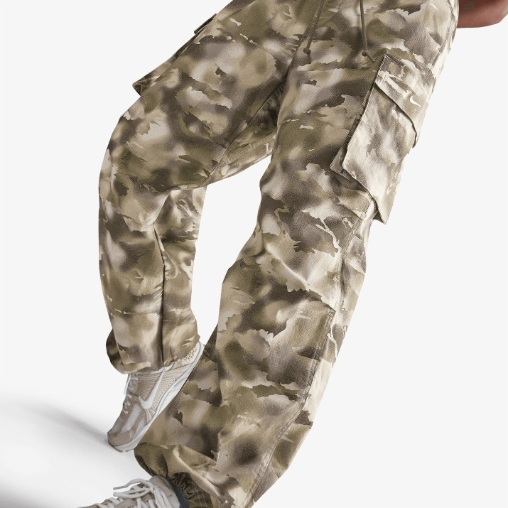Pantaloni spotivi de dame Nike W Nsw Camo Cargo Pant Dance Light Orewood Brown/Sail, s.S