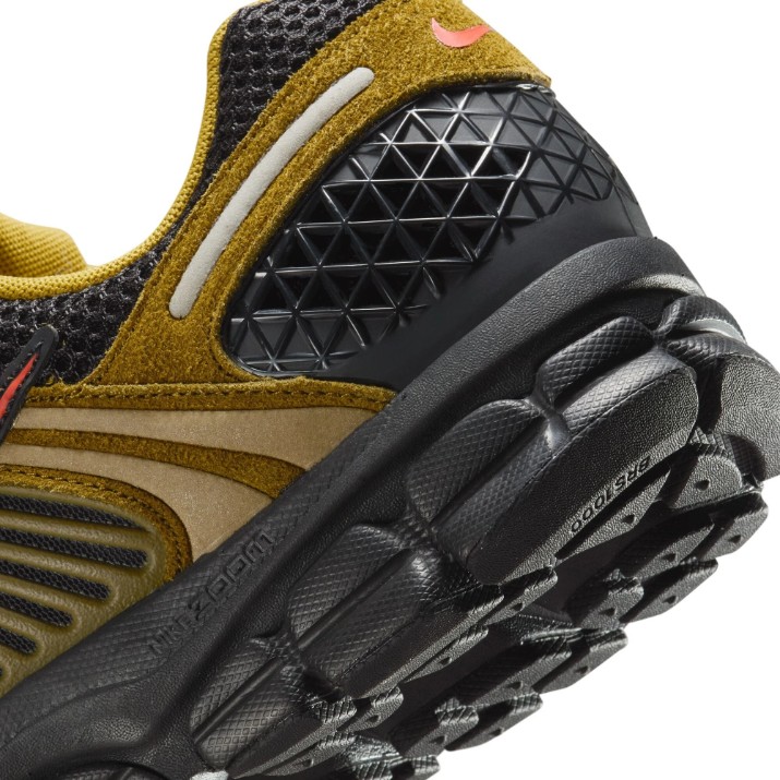 Adidași pentru bărbați Nike Zoom Vomero 5 Prm Olive Flak/Black/Quantum Moss/Picante Red, s.45.5