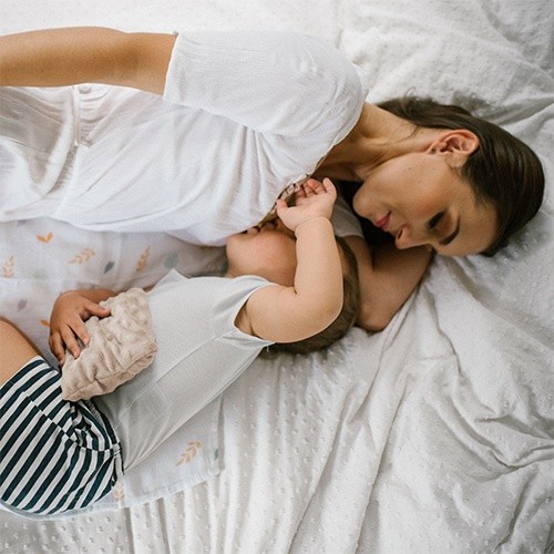 Pernă pentru bebeluși BabyOno Cherry Beige (0796/05)