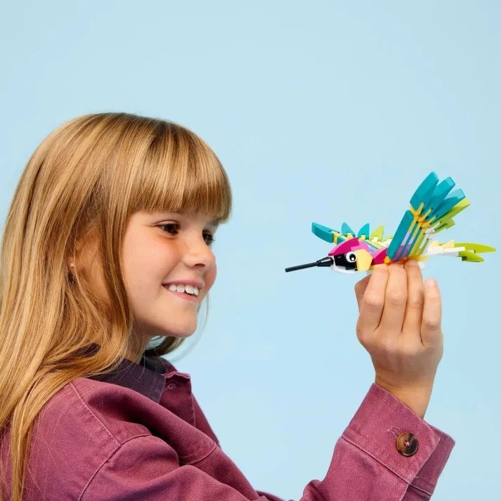 Set de construcție Lego Creator: Colorful Hummingbird (31384)