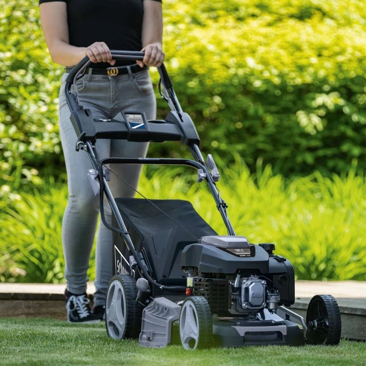 Maşina de tuns gazonul pe benzină Scheppach PML530-225E