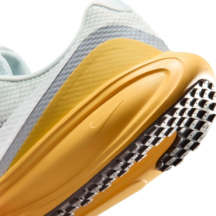 Кроссовки мужские Nike Revolution 8 Road Running Off-White/Wolf Grey/Topaz Gold/White, s.45