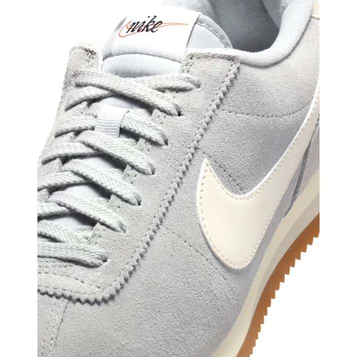Adidași pentru dame Nike Cortez Light Smoke Grey/Sail/Gum Light Brown/Light Orewood Brown, s.36.5
