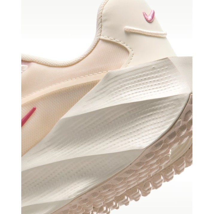 Кроссовки женские Nike Aura Edge Chalk/Pale Ivory/Elemental Pink/Peony, s.40