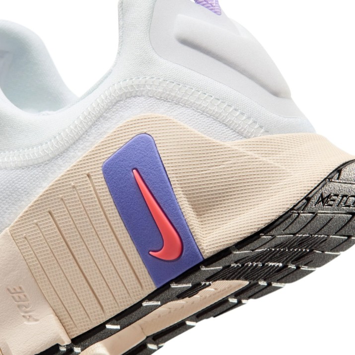 Adidași pentru dame Nike Free Metcon 6 White/Violet Mist/Chalk/Hot, s.37.5