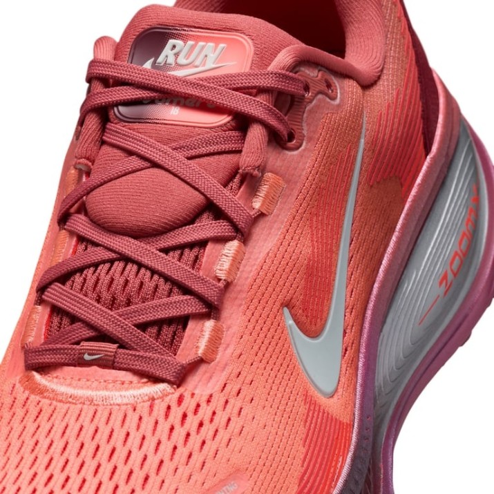 Adidași pentru dame Nike Vomero 18 SE Light Redwood/Bright Crimson/Atomic Pink/Barely Green, s.38