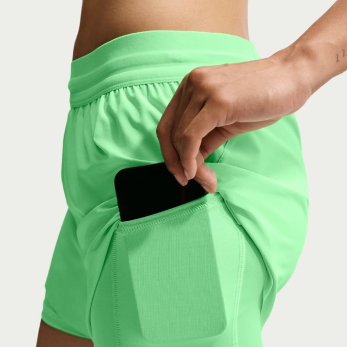 Pantaloni scurți dame Nike Swift Dri-FIT 2-in-1 Illusion Green/Reflective Silver, s.S
