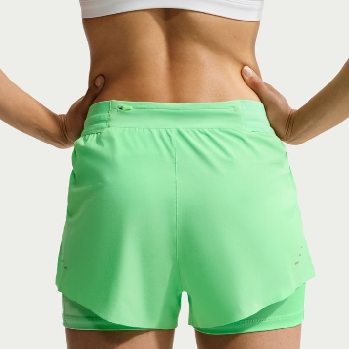 Pantaloni scurți dame Nike Swift Dri-FIT 2-in-1 Illusion Green/Reflective Silver, s.S