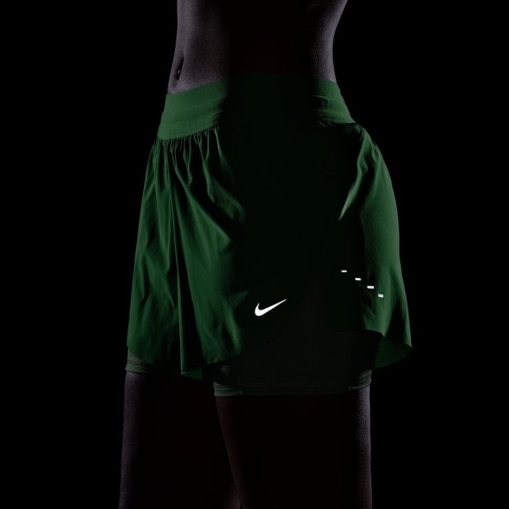 Pantaloni scurți dame Nike Swift Dri-FIT 2-in-1 Illusion Green/Reflective Silver, s.S