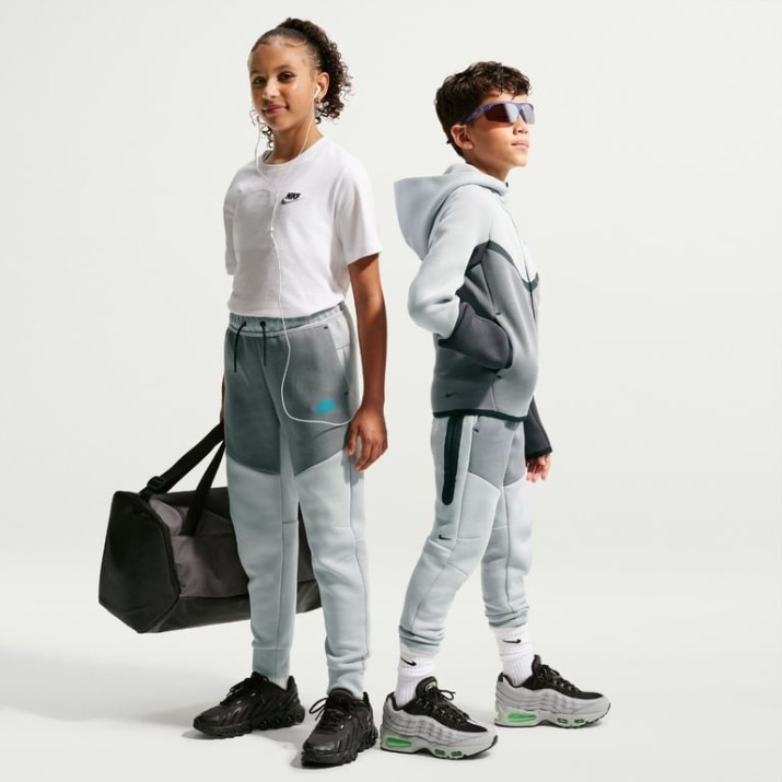 Детские спортивные штаны Nike Sportswear Tech Fleece Wolf Grey/Smoke Grey/Black/Energy, s.XS
