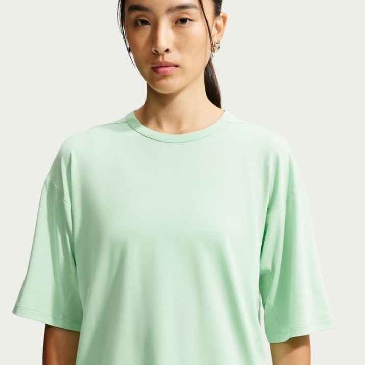 Женская футболка Nike 24.7 ImpossiblySoft Light Dri-FIT Cucumber Calm/Illusion Green, s.XL