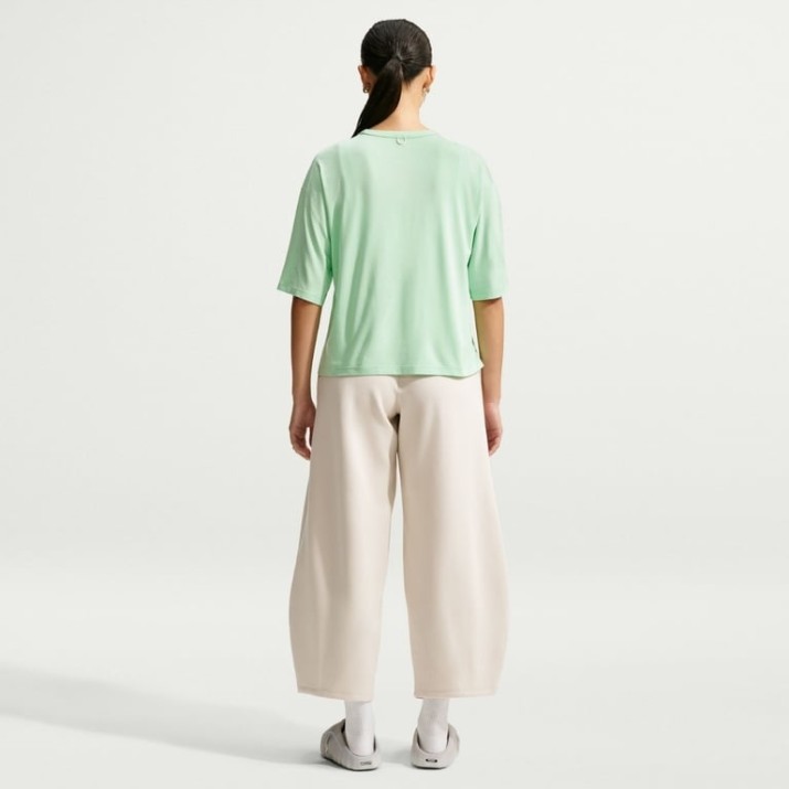 Женская футболка Nike 24.7 ImpossiblySoft Light Dri-FIT Cucumber Calm/Illusion Green, s.XL