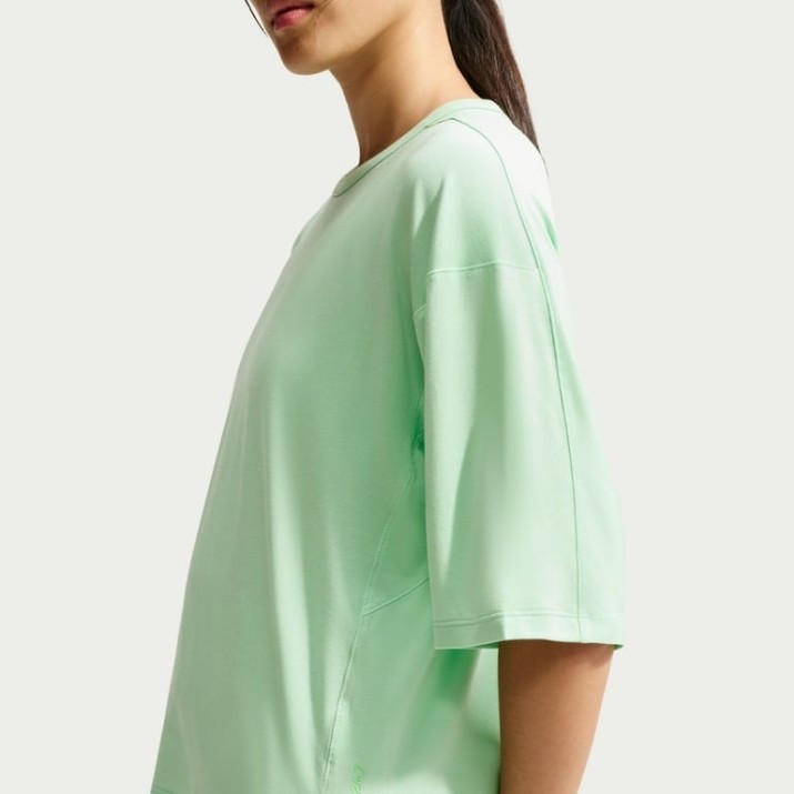 Tricou de dame Nike 24.7 ImpossiblySoft Light Dri-FIT Cucumber Calm/Illusion Green, s.XL