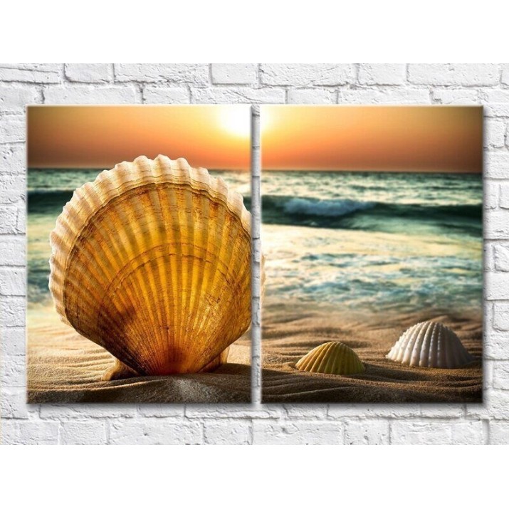Pictură ArtPoster Large seashell in the sand against the background of the sea (3453736)
