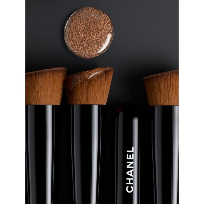 Кисть для макияжа Chanel 2-in-1 Foundation Brush Fluid & Powder N101