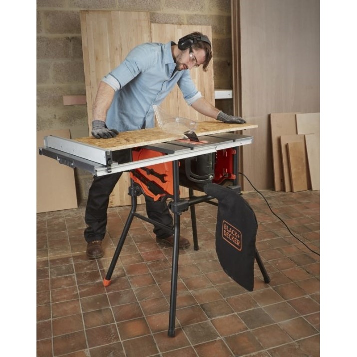 Fierăstrău circular de masă Black&Decker BES720