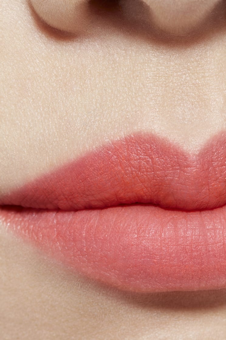 Luciu de buze Chanel Rouge Coco Lip Blush 410 Corail Naturel.